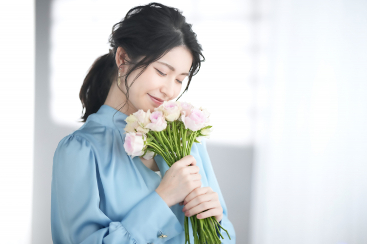 花の匂いを嗅ぐ可愛い女性