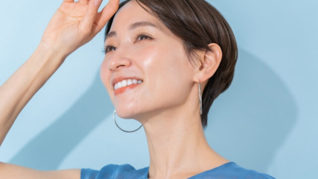 日差しをよける40代女性