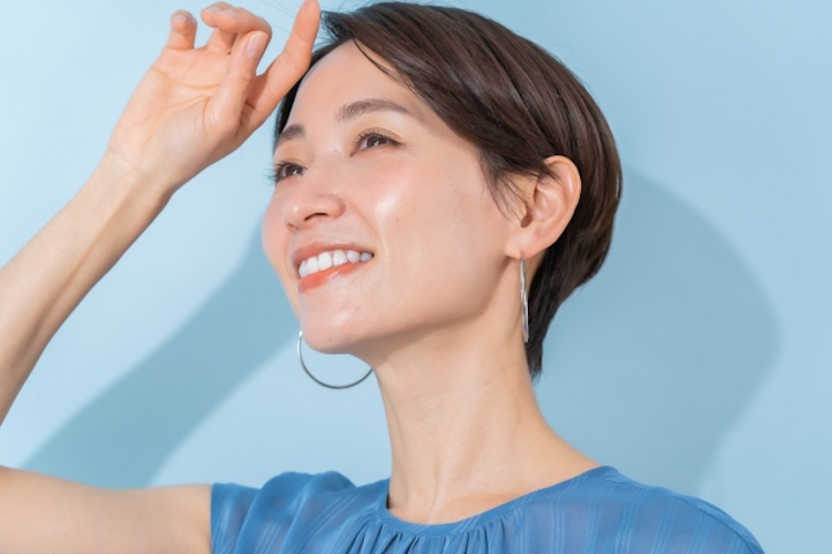 日差しをよける40代女性