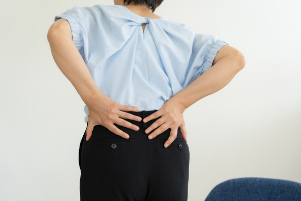 腰に痛みのある女性