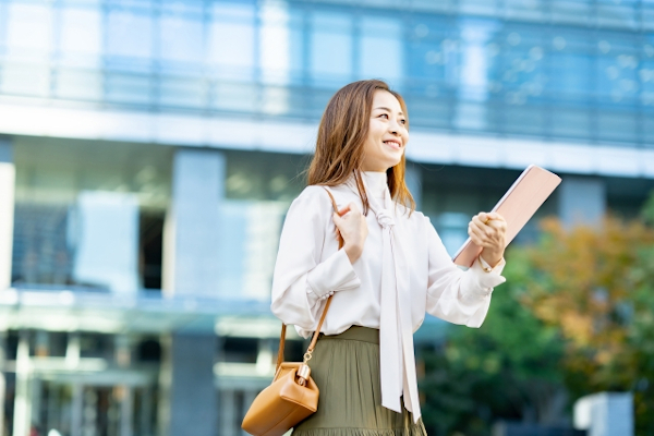 仕事をする40代女性