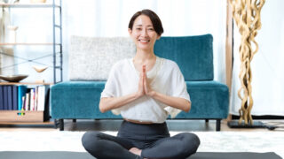 自宅でヨガをする女性