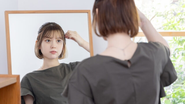 鏡を見る女性
