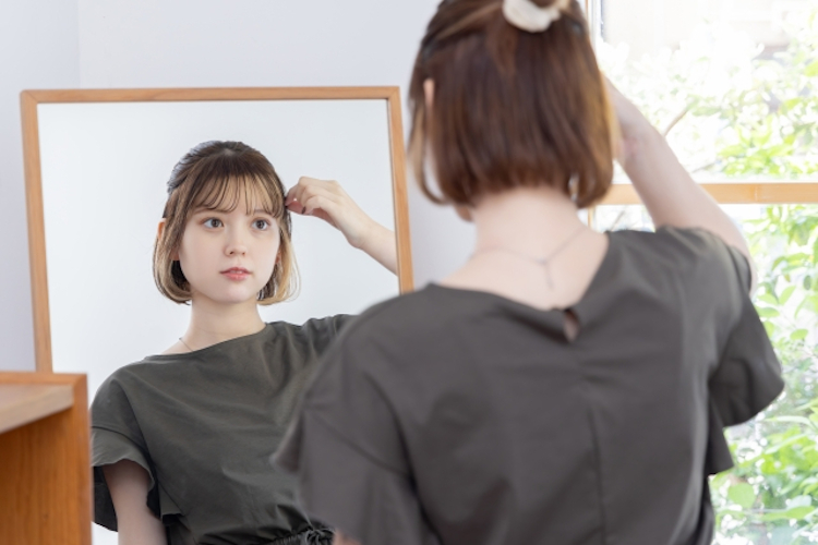 鏡を見る女性