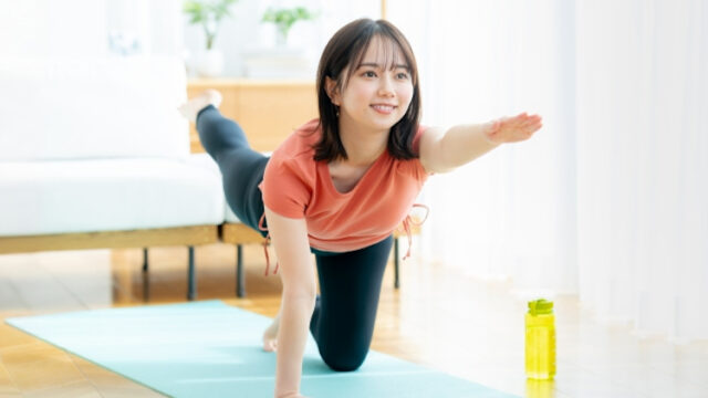 自宅で体感を鍛える女性