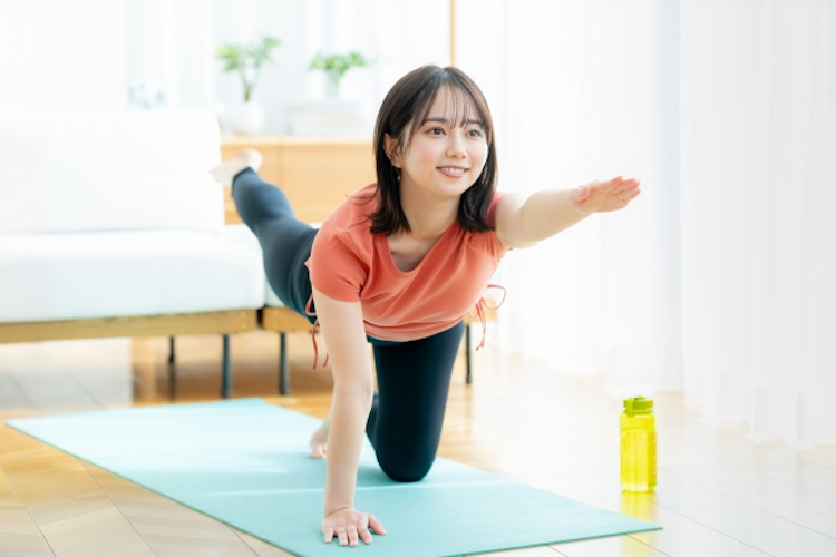 自宅で体感を鍛える女性