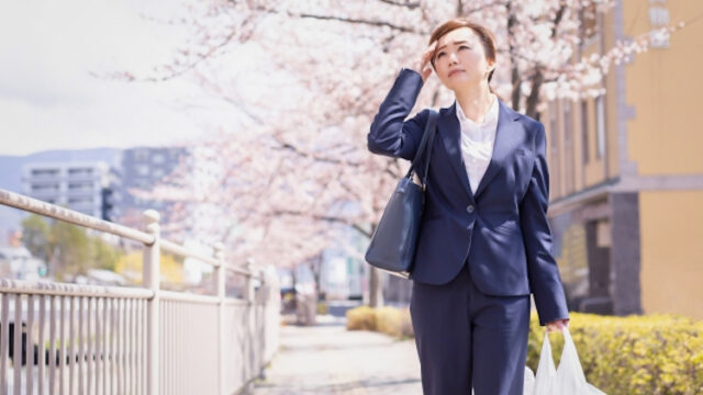 スッキリしない帰り道の女性