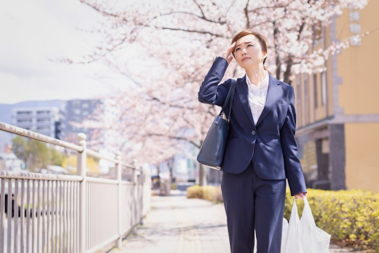 スッキリしない帰り道の女性
