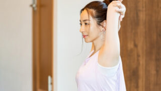 ストレッチする女性