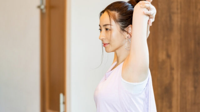 ストレッチする女性
