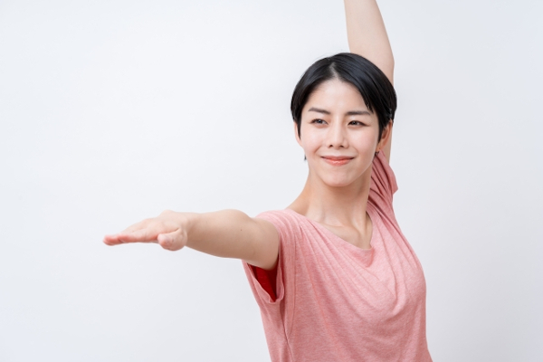 ヨガをする女性