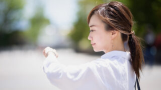 時間を気にする女性