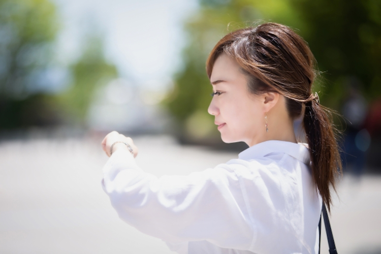 時間を気にする女性