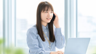 デスクワークをする女性