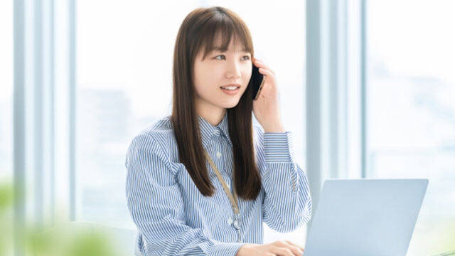 デスクワークをする女性