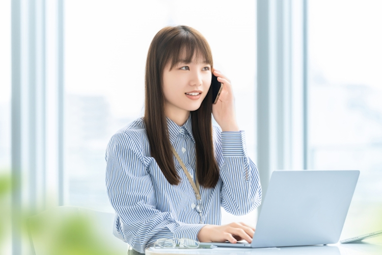 デスクワークをする女性