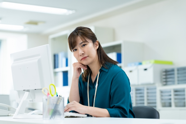 オフィスで悩む女性