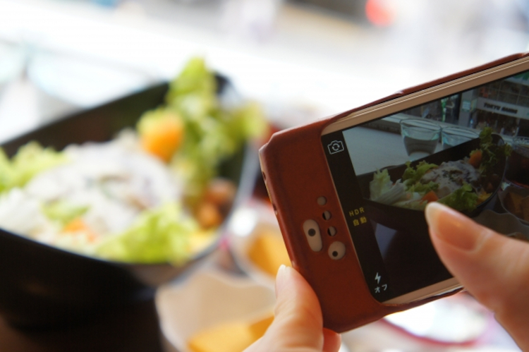 食事の写真を送る