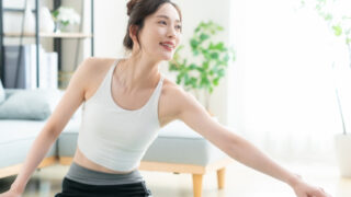 ストレッチする女性