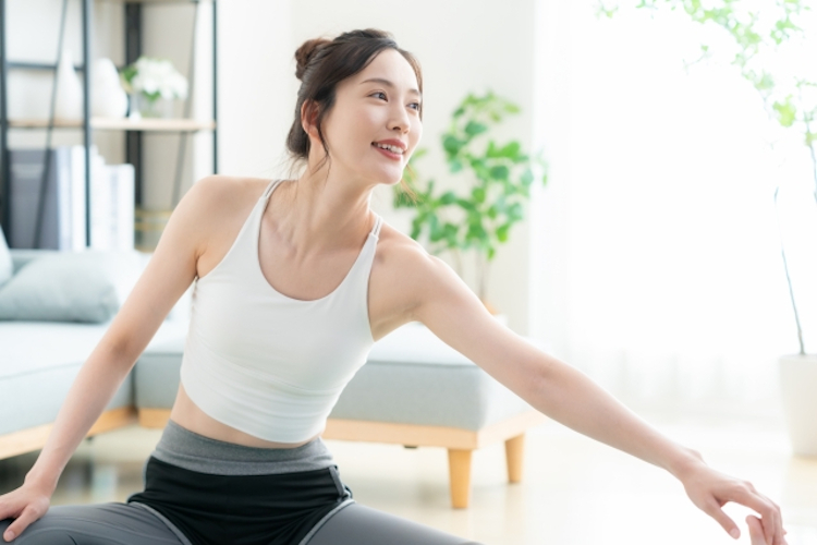 ストレッチする女性