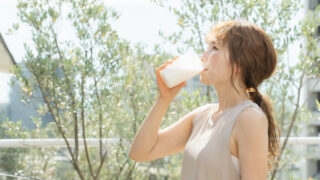 プロテインを飲む女性