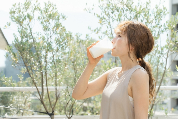 プロテインを飲む女性