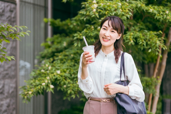 プロテインを飲む女性