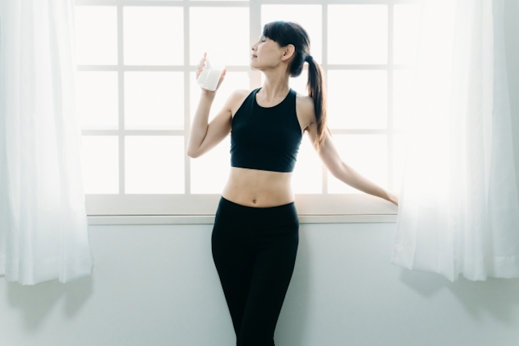 プロテインを飲む女性