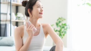 水分補給する女性
