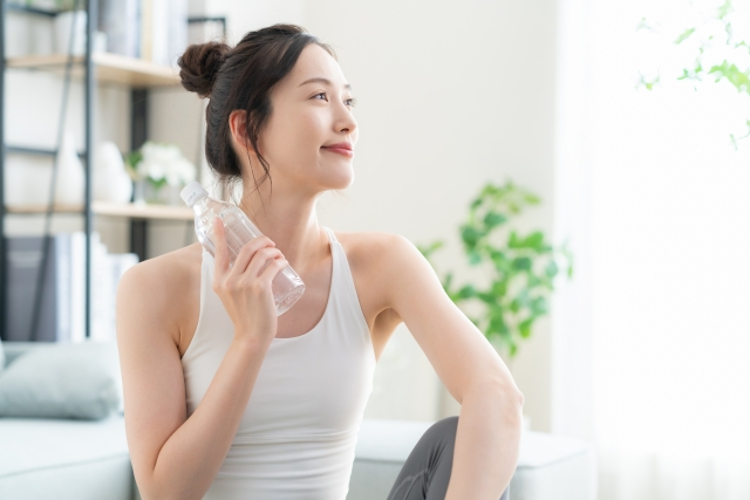 水分補給する女性