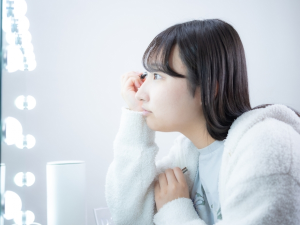 メイクを直す女性