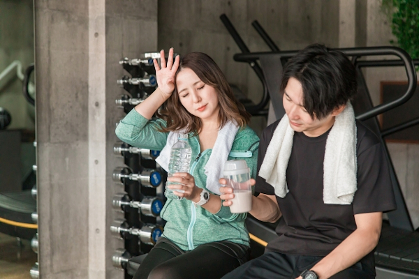 レッスン後に水分補給する男女
