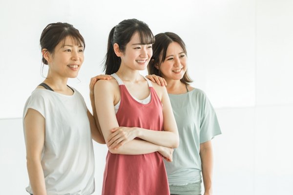 トレーニングウェアを着る女性達