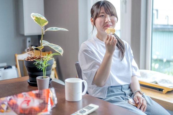 自宅で間食する女性