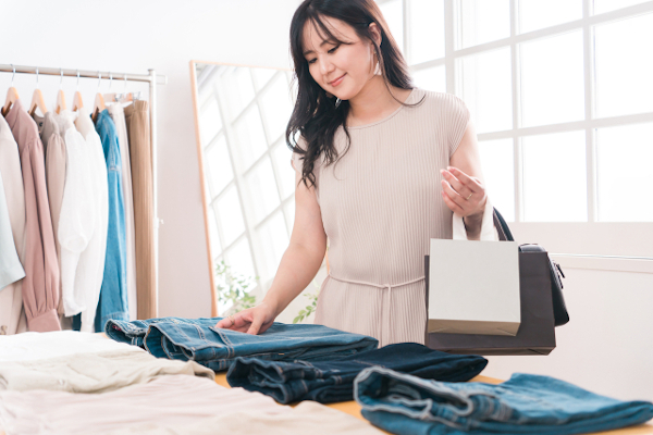 服を選ぶ女性