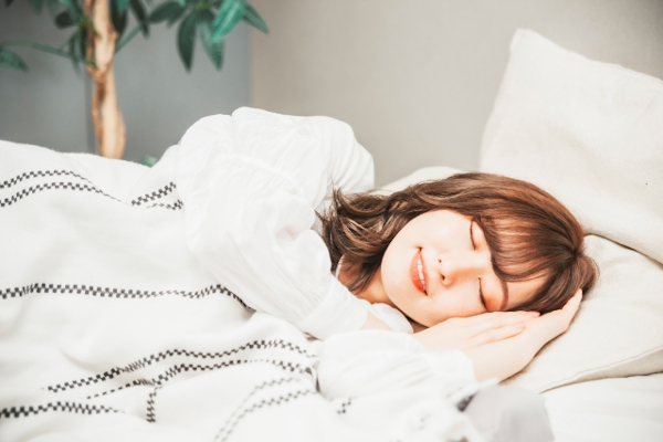 夜ベットで熟睡する女性