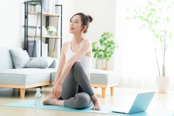 ストレッチする女性