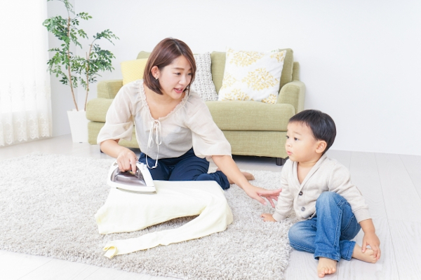家事をするお母さんと子供