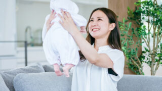 産後赤ちゃんを抱く女性