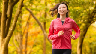 秋にランニングする女性