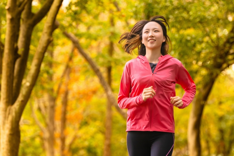 秋にランニングする女性