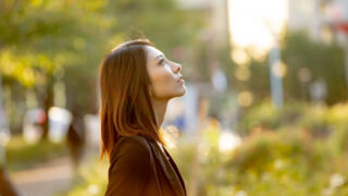 何か決意しそうな女性の横顔
