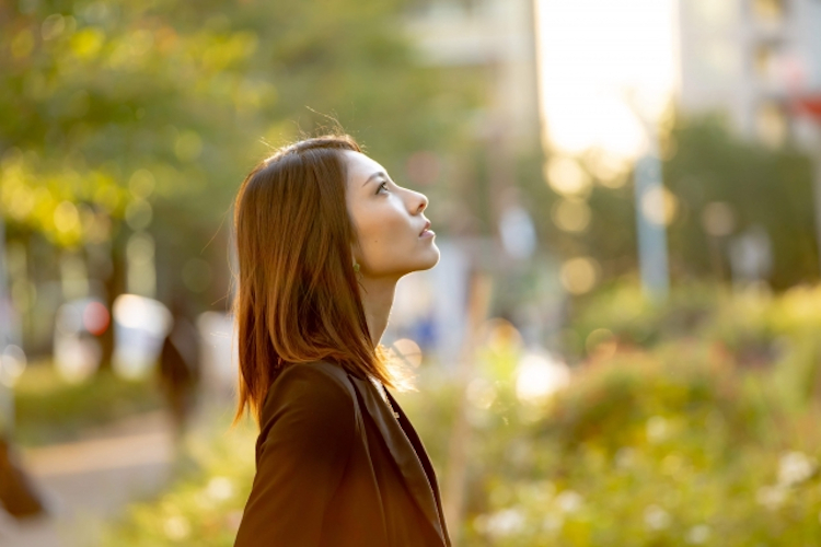 何か決意しそうな女性の横顔