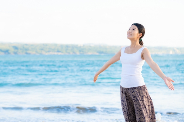 海の前で気分転換する女性
