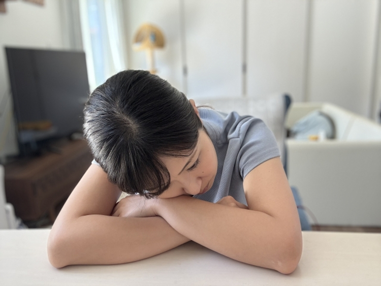 考え込む女性