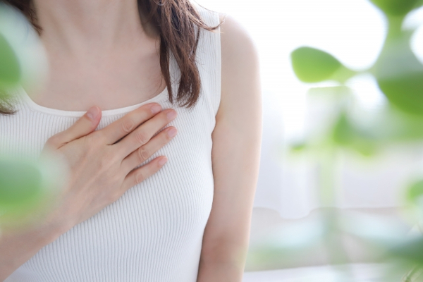 胸に手を当てて確認する女性