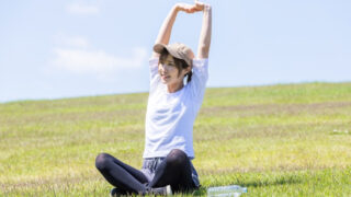 外でストレッチする女性