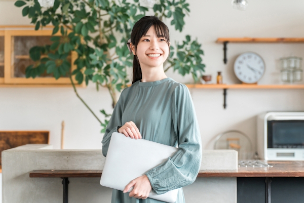 オフィスでパソコンを持つ女性