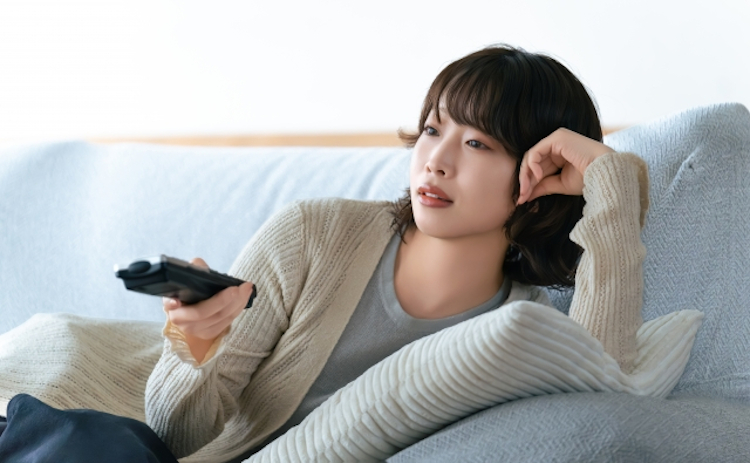 家でくつろぐ30代女性
