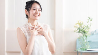 気持ちよい朝を迎える女性